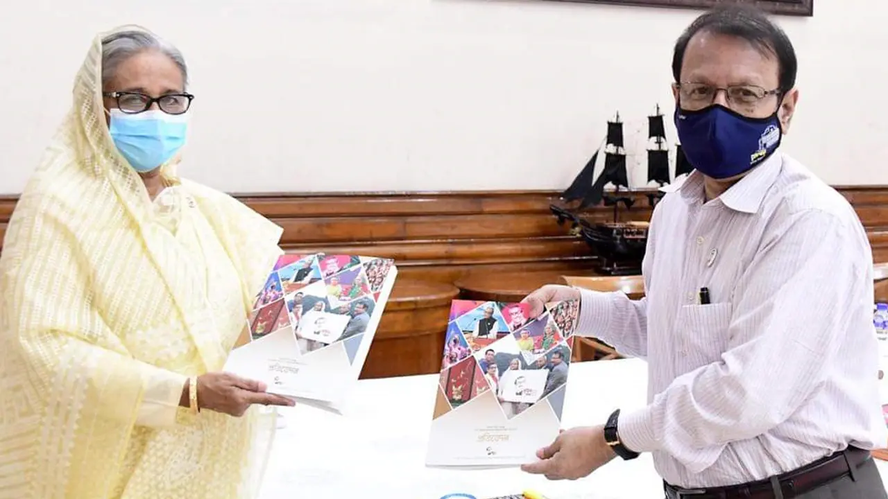 জাতীয় বাস্তবায়ন কমিটির প্রতিবেদন প্রধানমন্ত্রীর হাতে