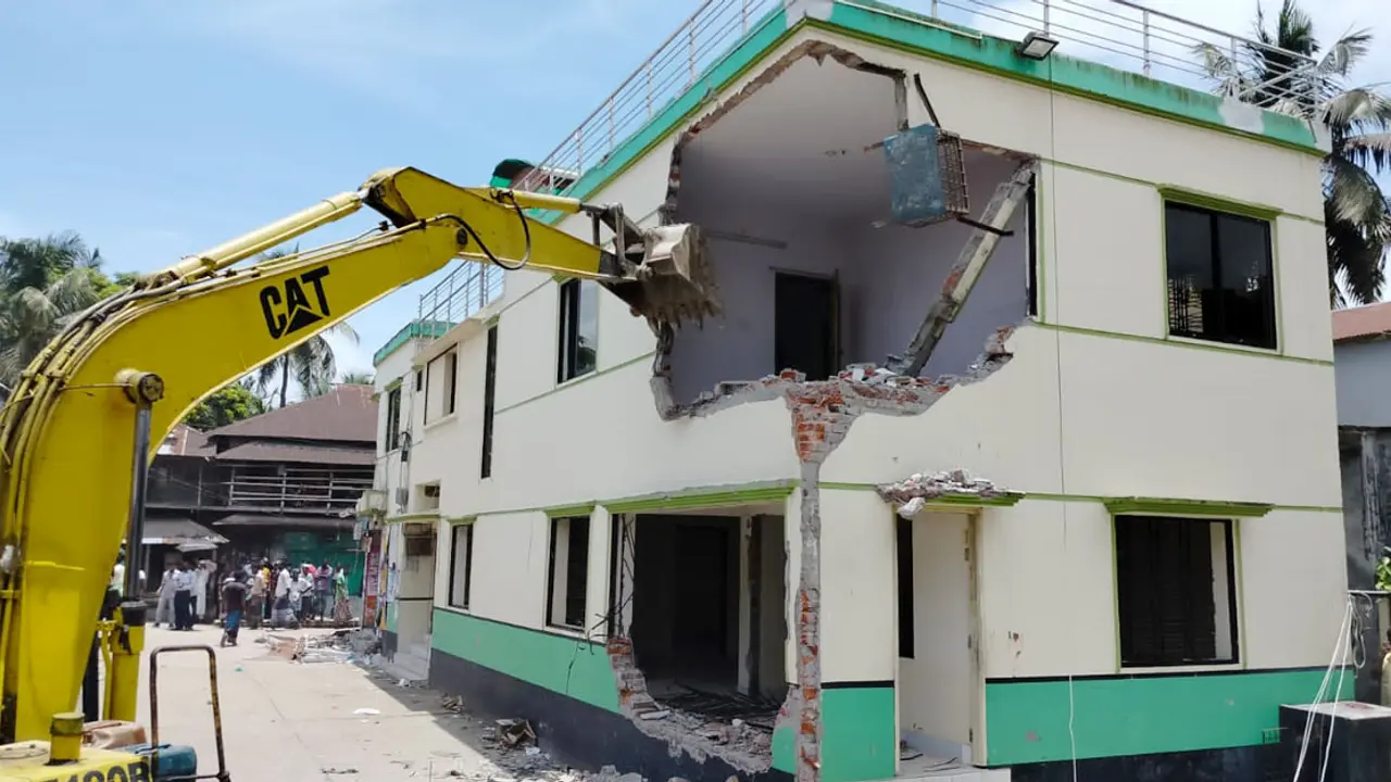 ভেঙে দেওয়া হলো সাবেক এমপি গোলাম মাওলা রনির বাড়ি