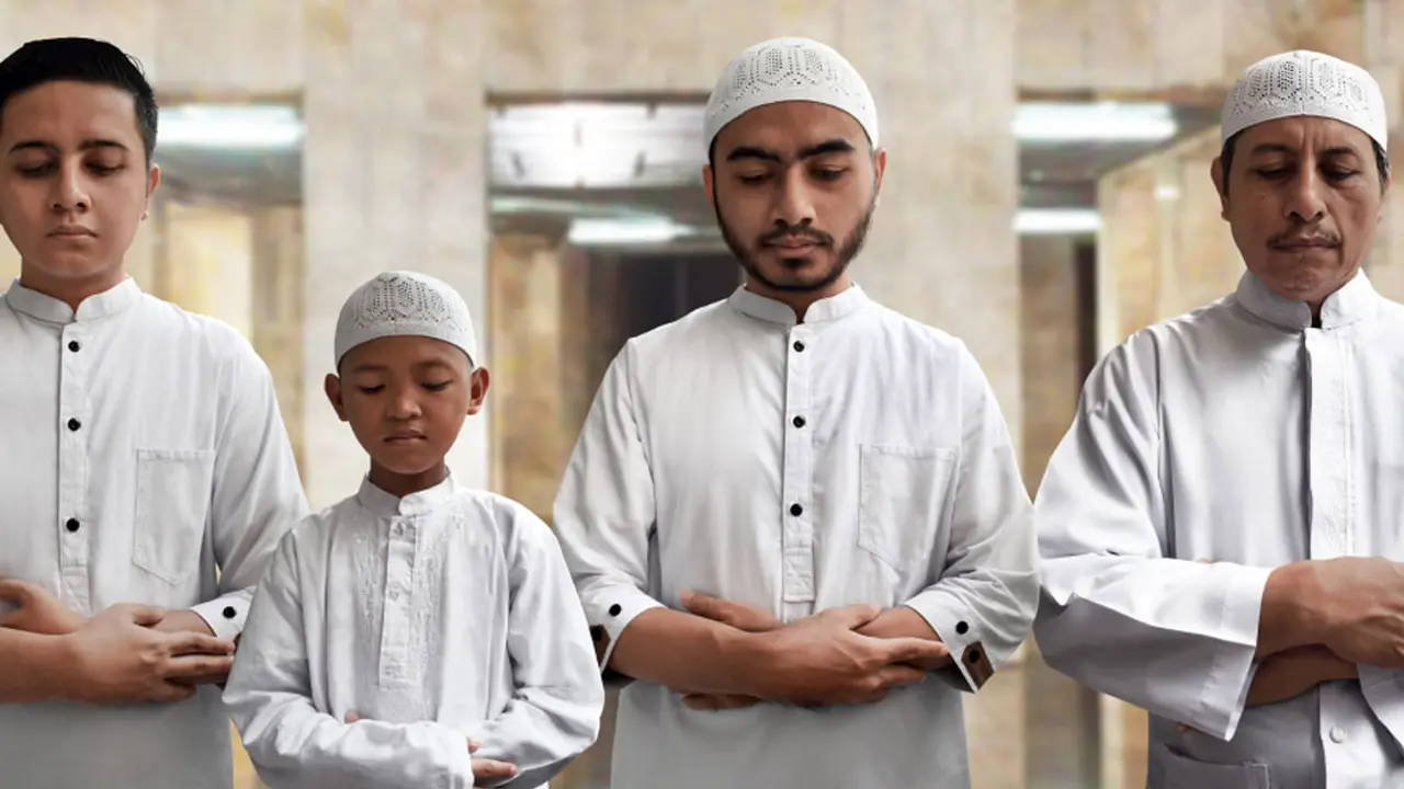 মুসাফির জুমার ইমামতি করতে পারবেন কি?