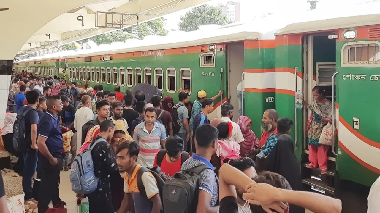 ঢাকা ফেরা মানুষের ট্রেনেই স্বস্তি