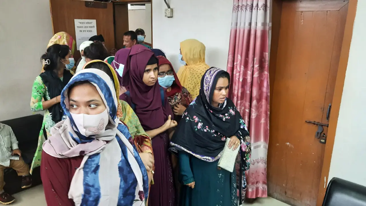 টিকিট ইস্যু করে ড্রয়ারে রাখার অভিযোগ বুকিং সহকারীদের বিরুদ্ধে