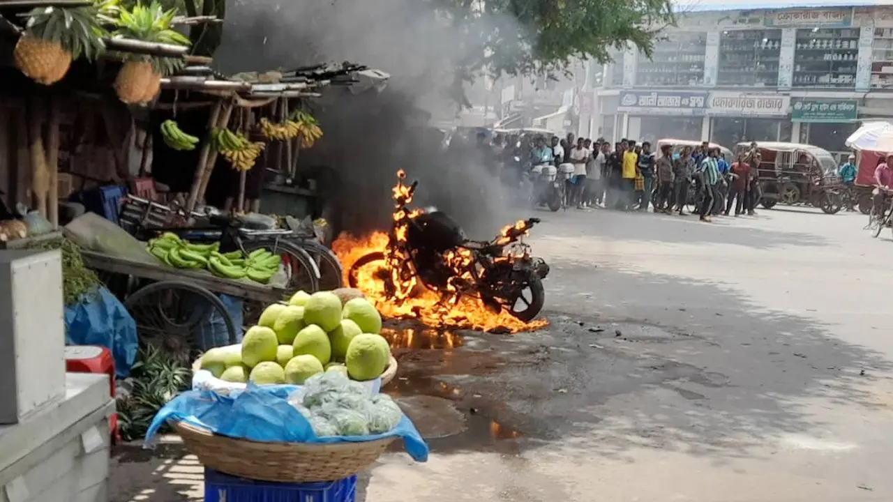 পুলিশ কাগজ চাওয়ায় মোটরসাইকেলে আগুন দিলেন যুবক