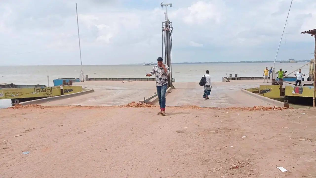 ব্যস্ততম দৌলতদিয়া ঘাট এখন ফাঁকা