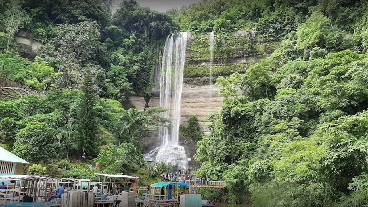 পর্যটকদের অভিভূত করে রাঙামাটির শুভলং ঝরনা