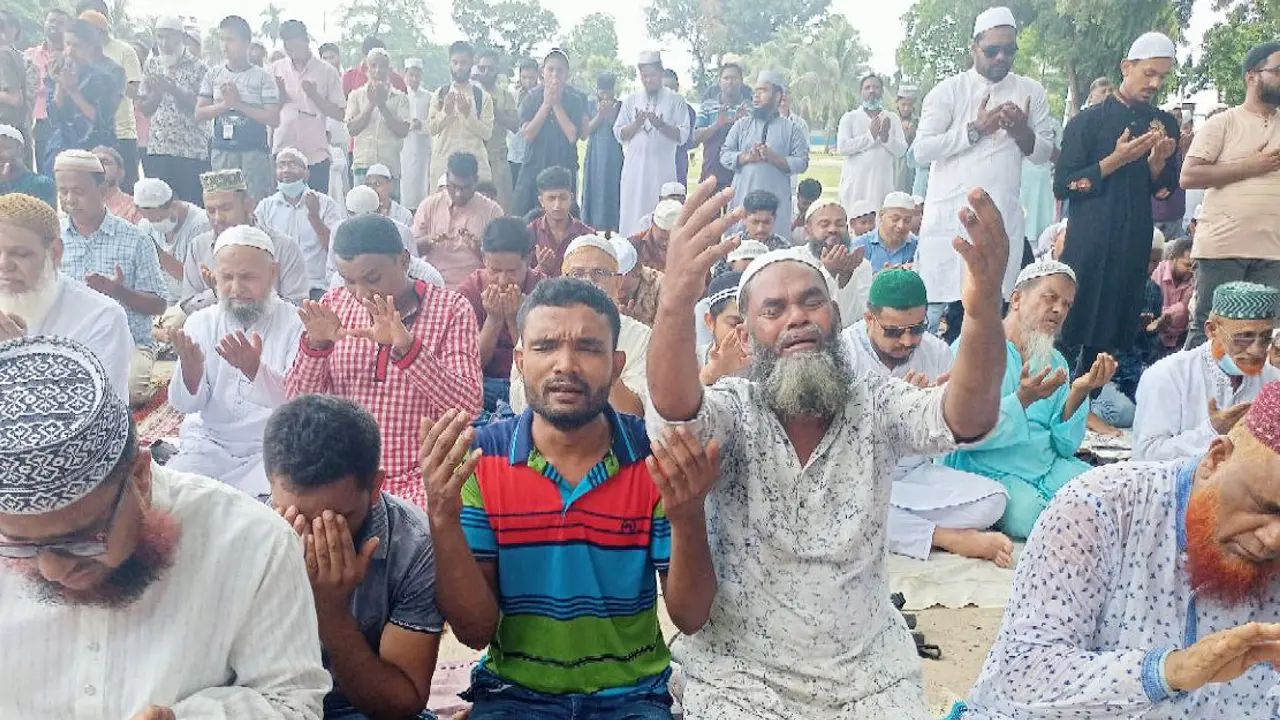 রংপুরে বৃষ্টির জন্য নামাজ আদায়, মোনাজাতে হু হু করে কান্না