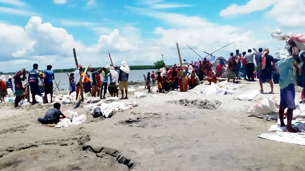বেড়িবাঁধ মেরামতে কাজ করছেন ৫০০ শ্রমিক