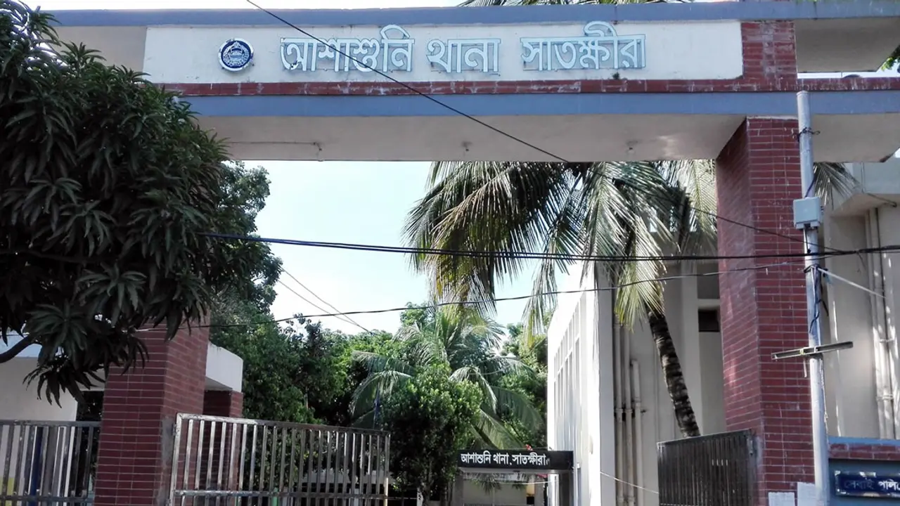 বিদ্যুৎস্পৃষ্টে প্রাণ গেল দুই ঘের কর্মচারীর