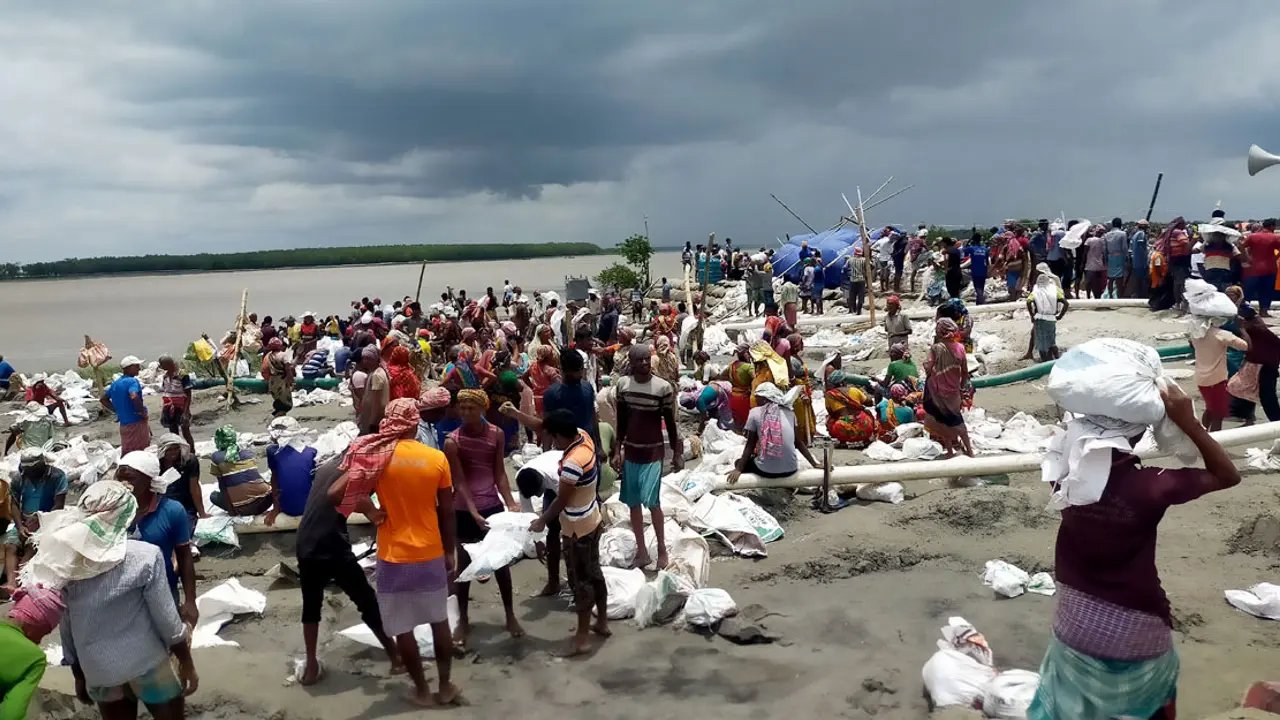 দ্বিতীয় দিনে খোলপেটুয়ার বাঁধ মেরামতে নেমেছেন ১৫০০ শ্রমিক