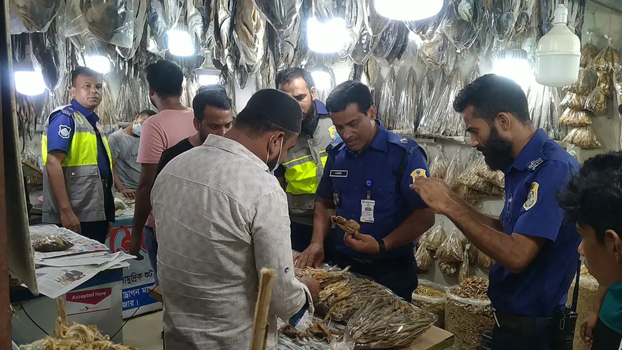 শুটকি নিয়ে পর্যটকদের সঙ্গে প্রতারণা করলে আইনি ব্যবস্থা