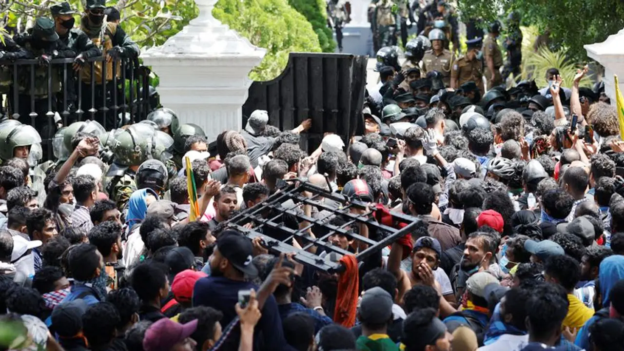 এবার শ্রীলঙ্কার প্রধানমন্ত্রীর কার্যালয়ে হামলা বিক্ষোভকারীদের