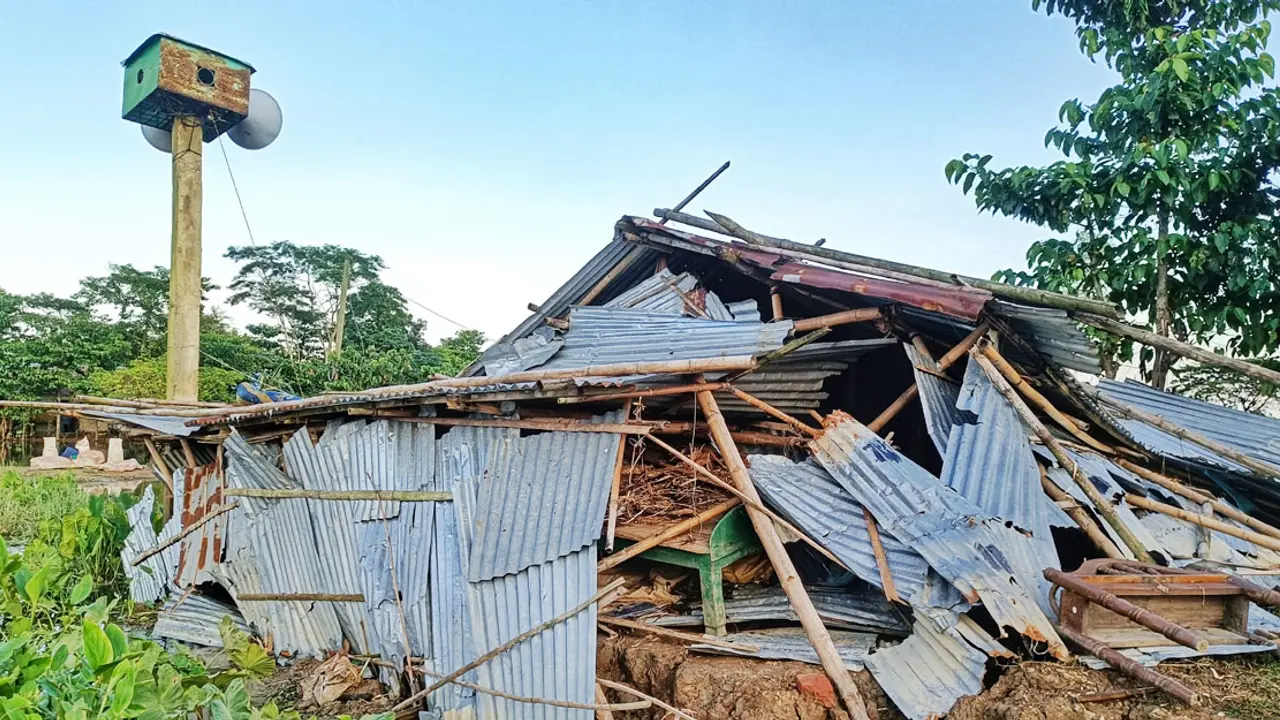 ২০ দিন ধরে পড়ে আছে বন্যায় বিধ্বস্ত মসজিদ