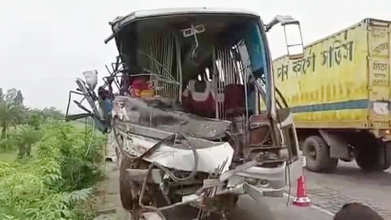 টাঙ্গাইলে বাস-ট্রাক সংঘর্ষে দুই চালক নিহত, আহত ১৫