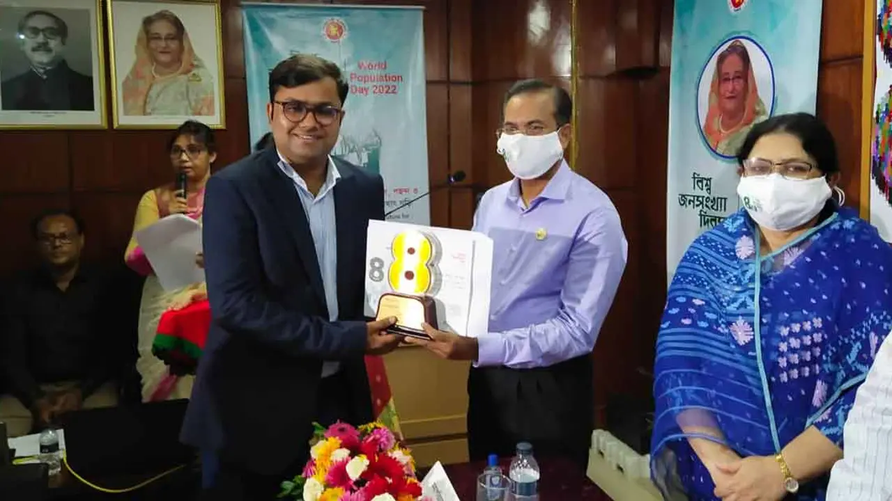 ঢাকা পোস্টের তানভীর পেলেন পরিবার পরিকল্পনা মিডিয়া অ্যাওয়ার্ড