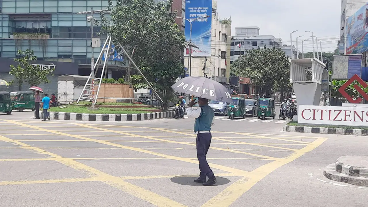 দাবদাহে নাকাল, তবু দায়িত্বে অনড়