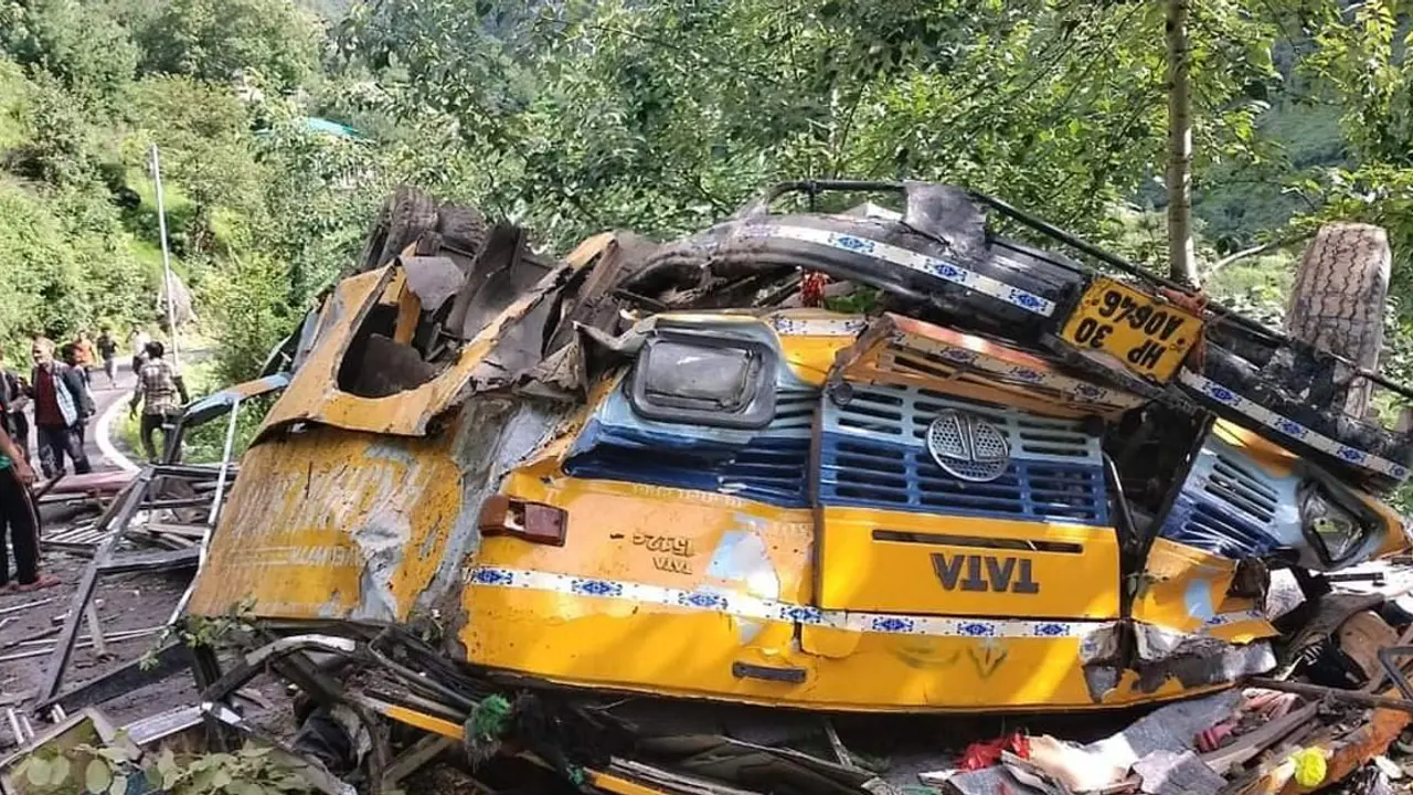 ভারতে বাস খাদে পড়ে ৬ শিশুসহ নিহত অন্তত ১২