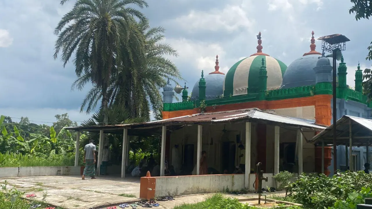 সংস্কারের অভাবে হারিয়ে যাচ্ছে ৩০০ বছরের পুরোনো মসজিদ