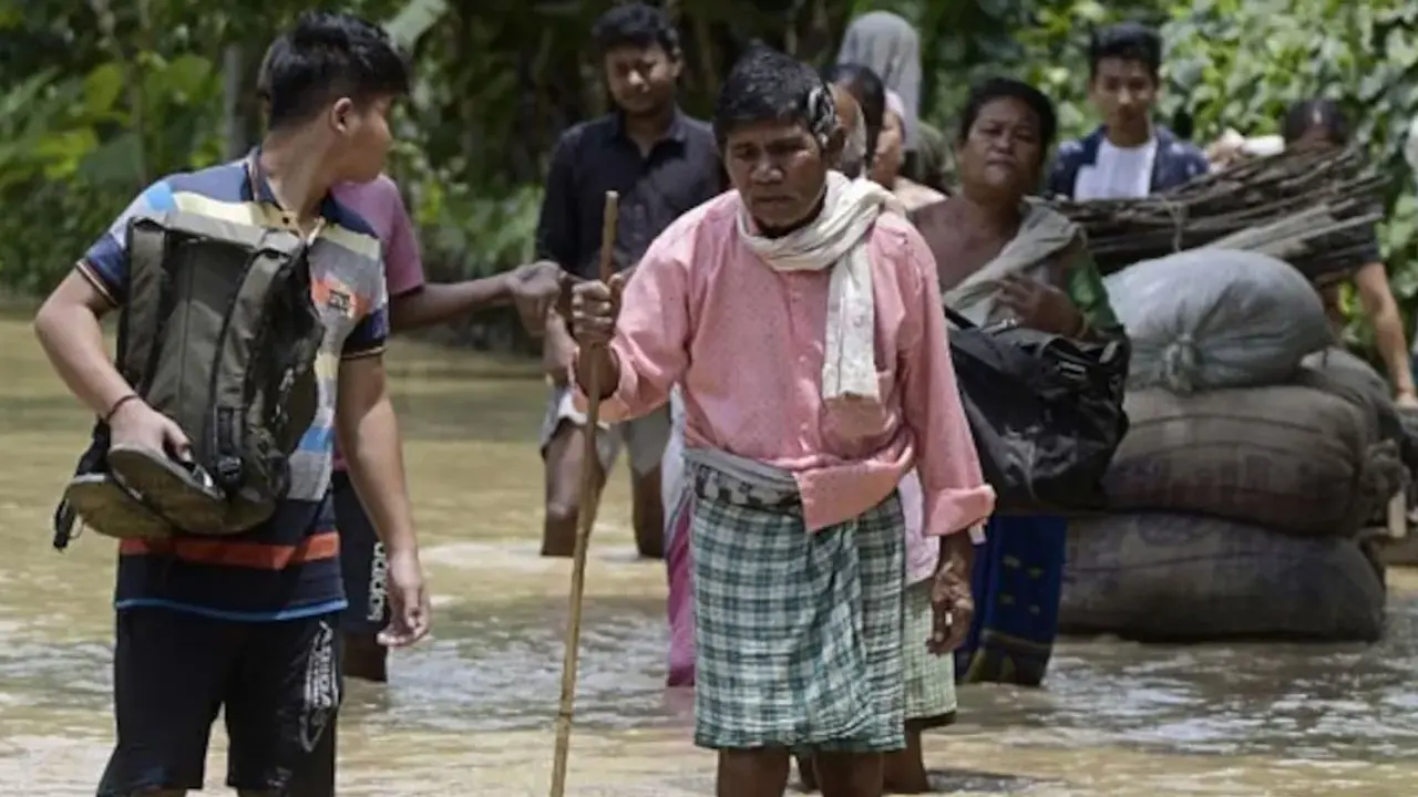 আসামে বন্যার কবলে ১১ লাখের বেশি মানুষ, পরিস্থিতির অবনতি