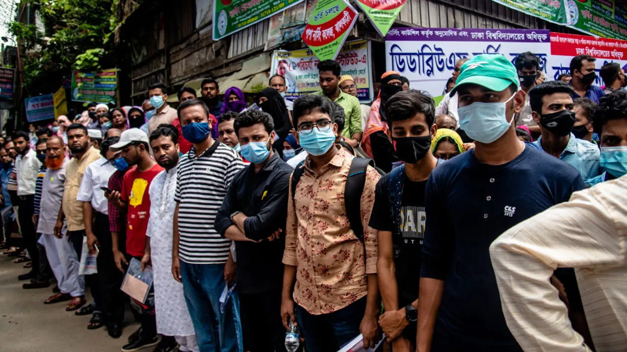 চাকরিপ্রার্থীর কথা ভাবছে কে?