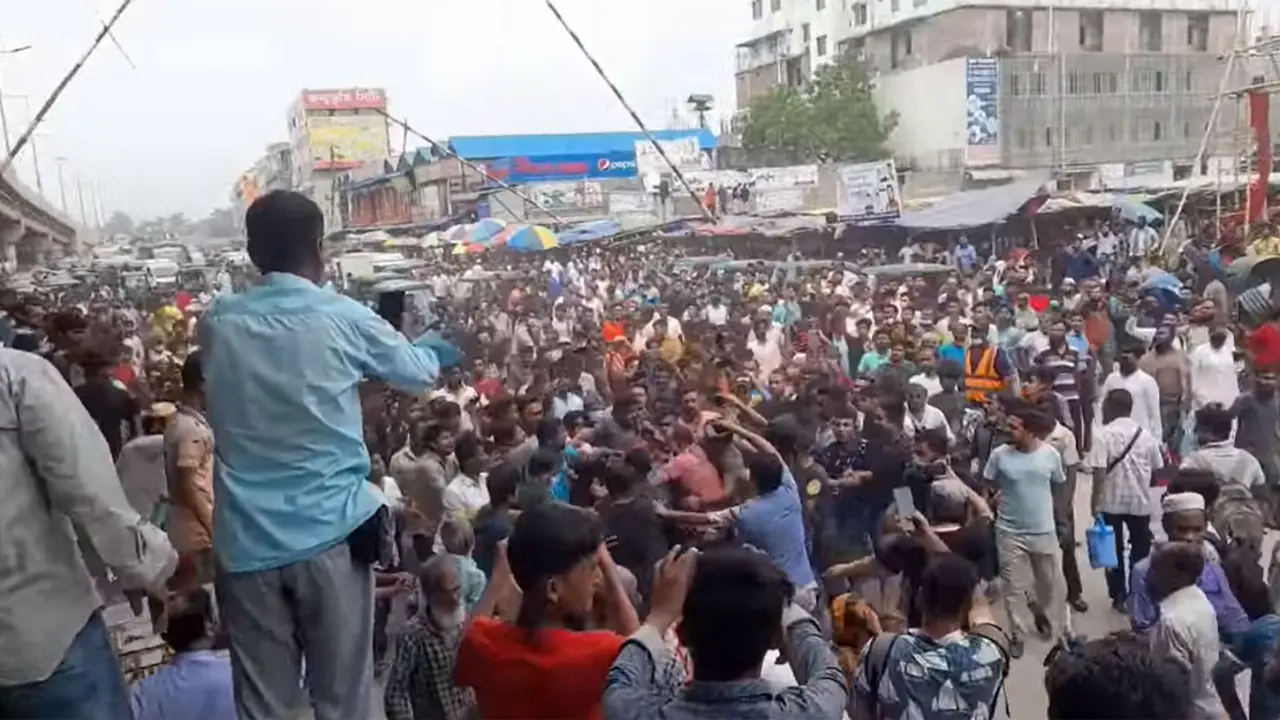 উল্টো পথের মোটরসাইকেল আটকানোয় ৩ পুলিশ সদস্যকে বেধড়ক মারধর