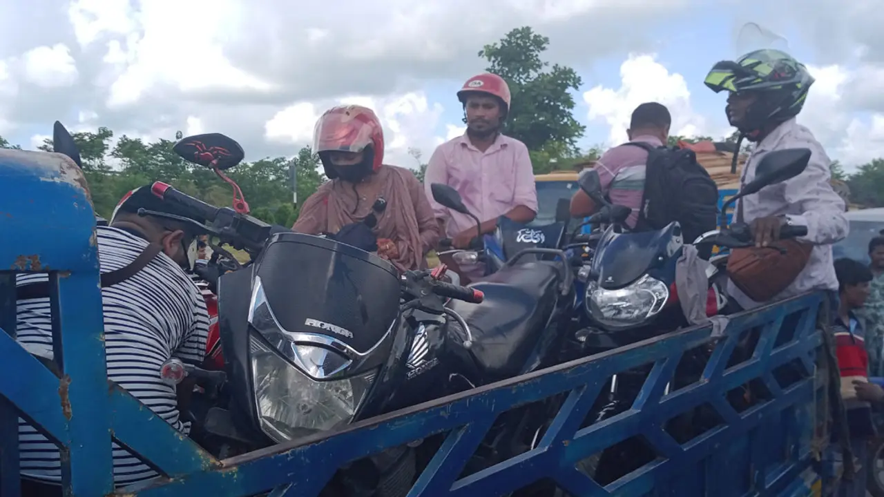 পদ্মা সেতু পার হতে বাইকারদের ভরসা এখন পিকআপ