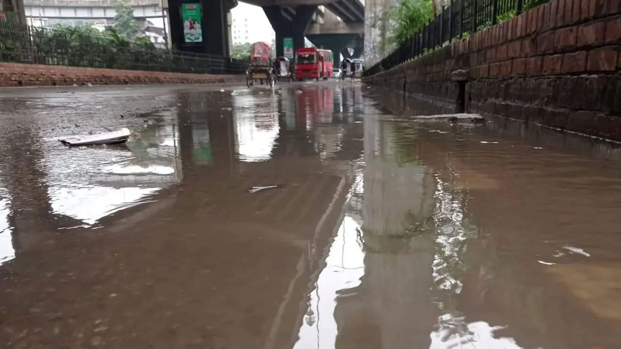 বৃষ্টিতে চট্টগ্রামে জনদুর্ভোগ