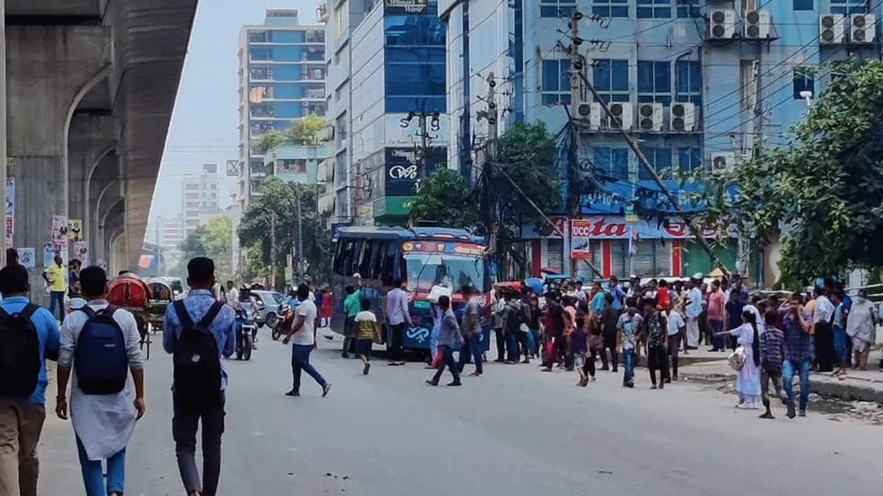 মিরপুরে পোশাক শ্রমিকদের বিক্ষোভ-ভাঙচুরের দিন