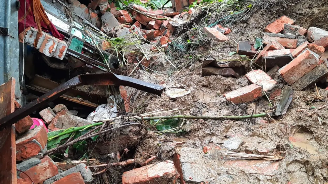 ভারী বর্ষণে চট্টগ্রামে পাহাড় ধসের সতর্কবার্তা