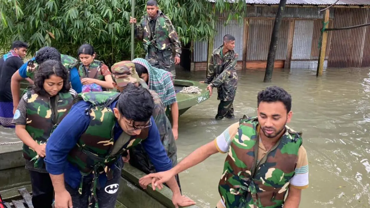 ১০ ঘণ্টা পর সেনাবাহিনীর সহায়তায় উদ্ধার ঢাবি শিক্ষার্থীরা
