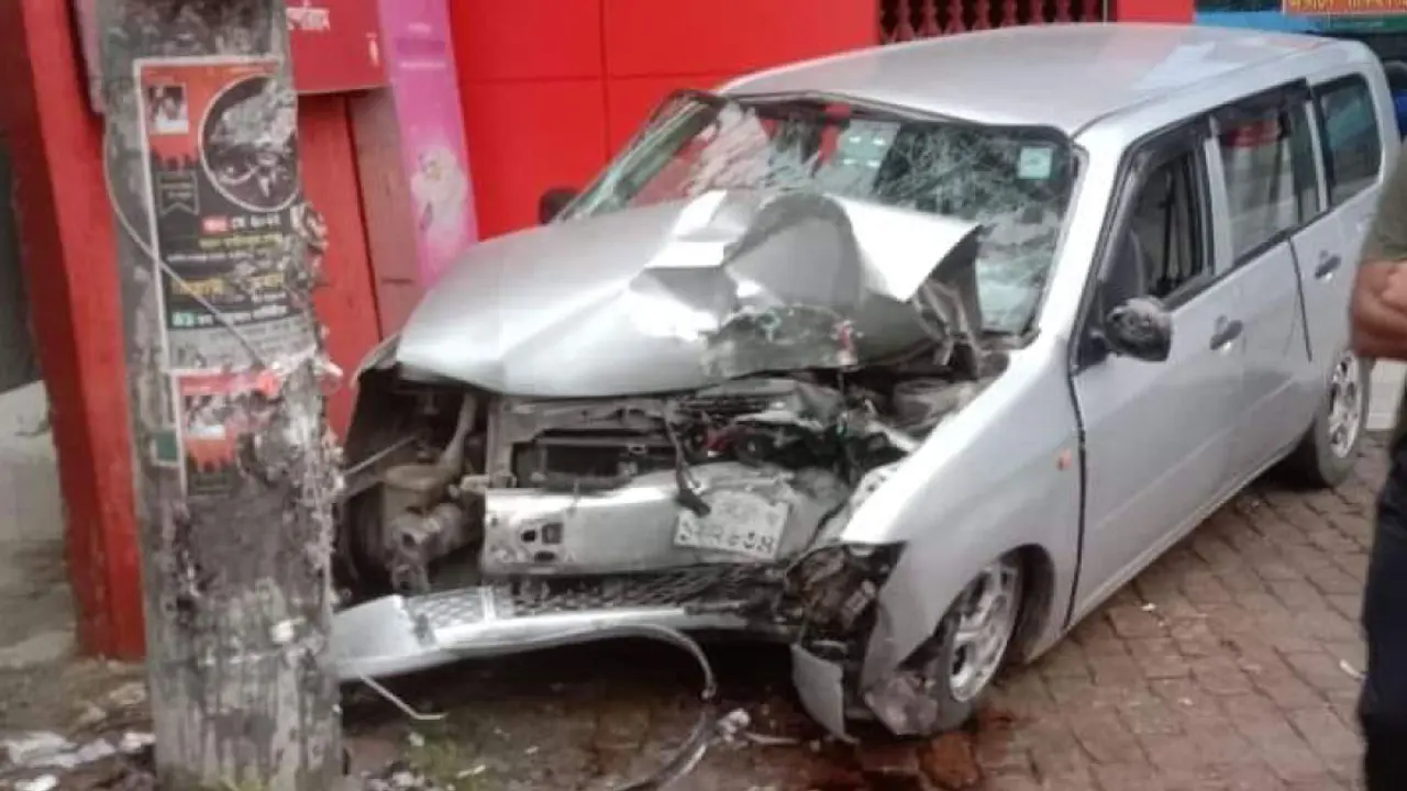 বৈদ্যুতিক পিলারে মাইক্রোবাসের ধাক্কা, শিশুসহ নিহত ৩