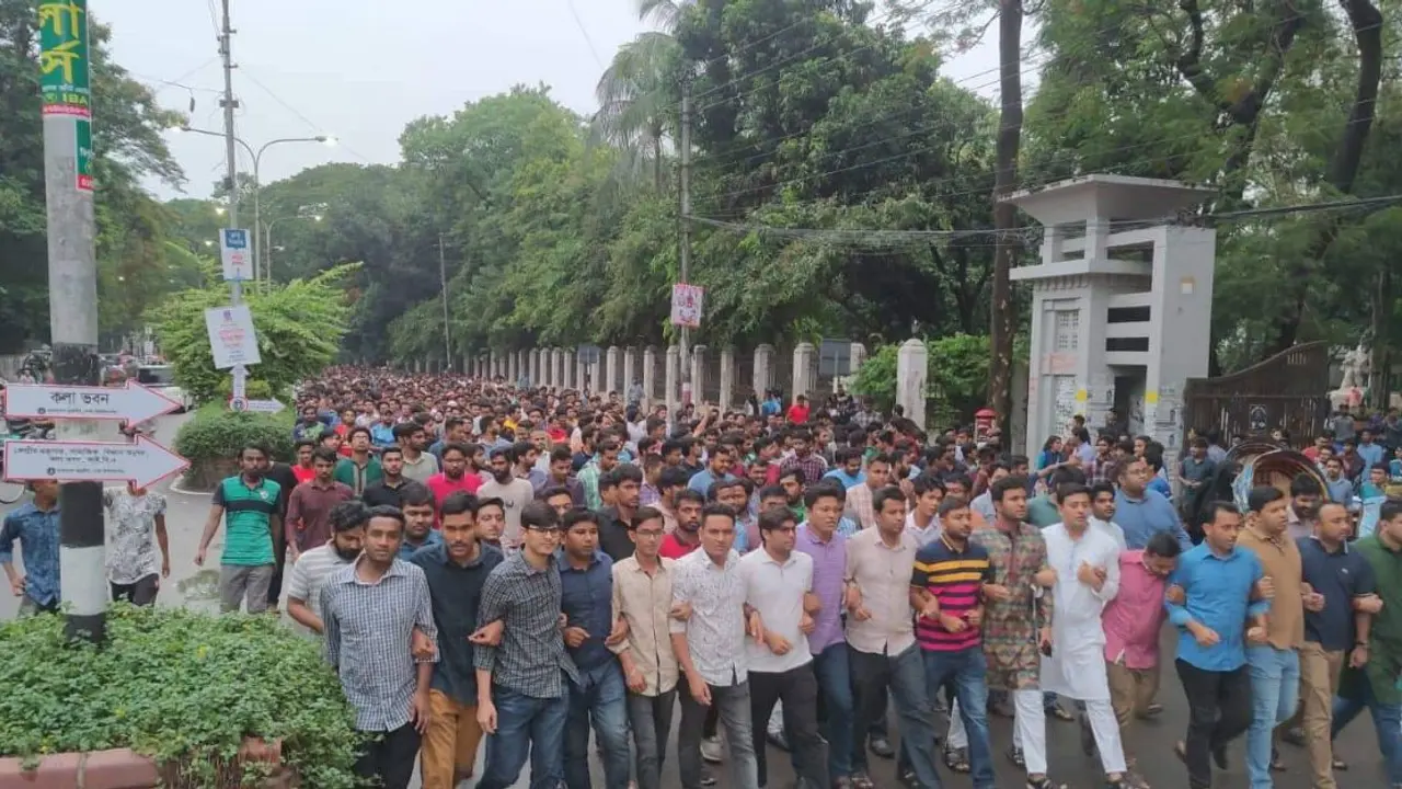 বাজেটকে স্বাগত জানিয়ে ঢাবি ছাত্রলীগের আনন্দ মিছিল