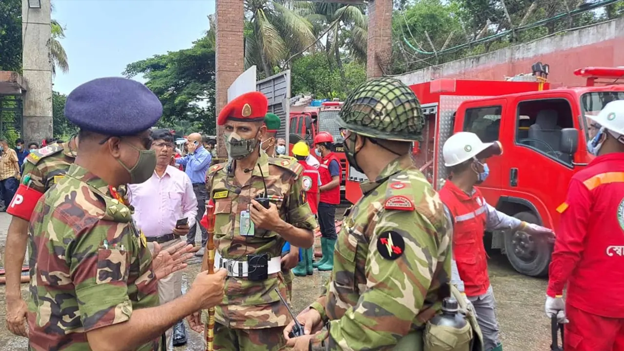 কনটেইনার ডিপোর আগুন নিয়ন্ত্রণে যোগ দিয়েছে সেনাবাহিনী