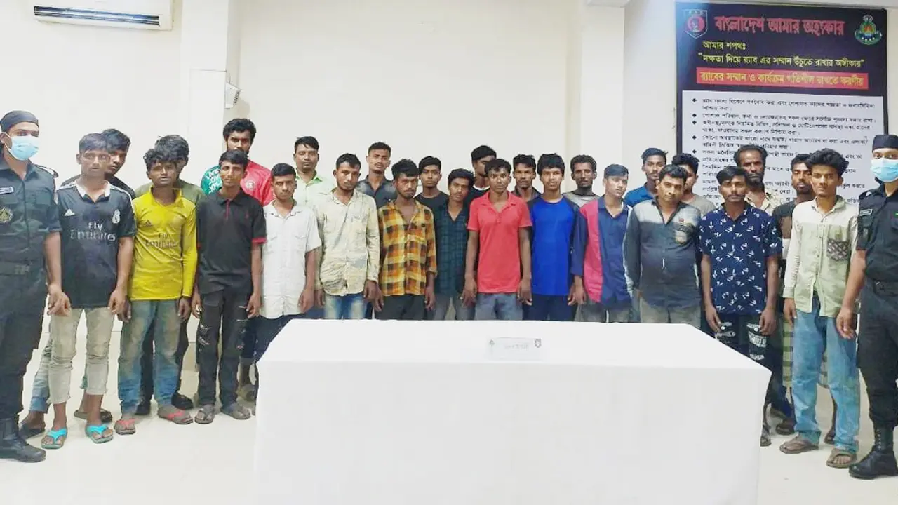রাজধানীতে র্যাবের অভিযান : ২৬ মলম পার্টি-ছিনতাইকারী গ্রেপ্তার