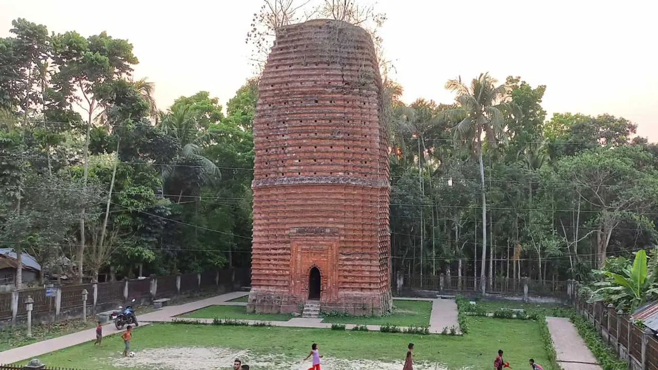 অযত্ন-অবহেলায় নষ্ট হচ্ছে ঐতিহ্যবাহী অযোধ্যা মঠ