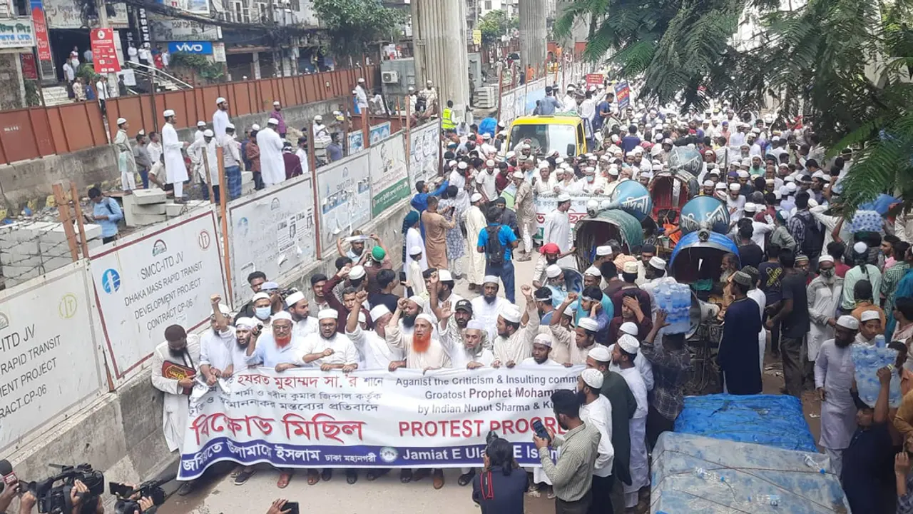 নামাজ শেষে ইসলামী আন্দোলনের বিক্ষোভ মিছিল