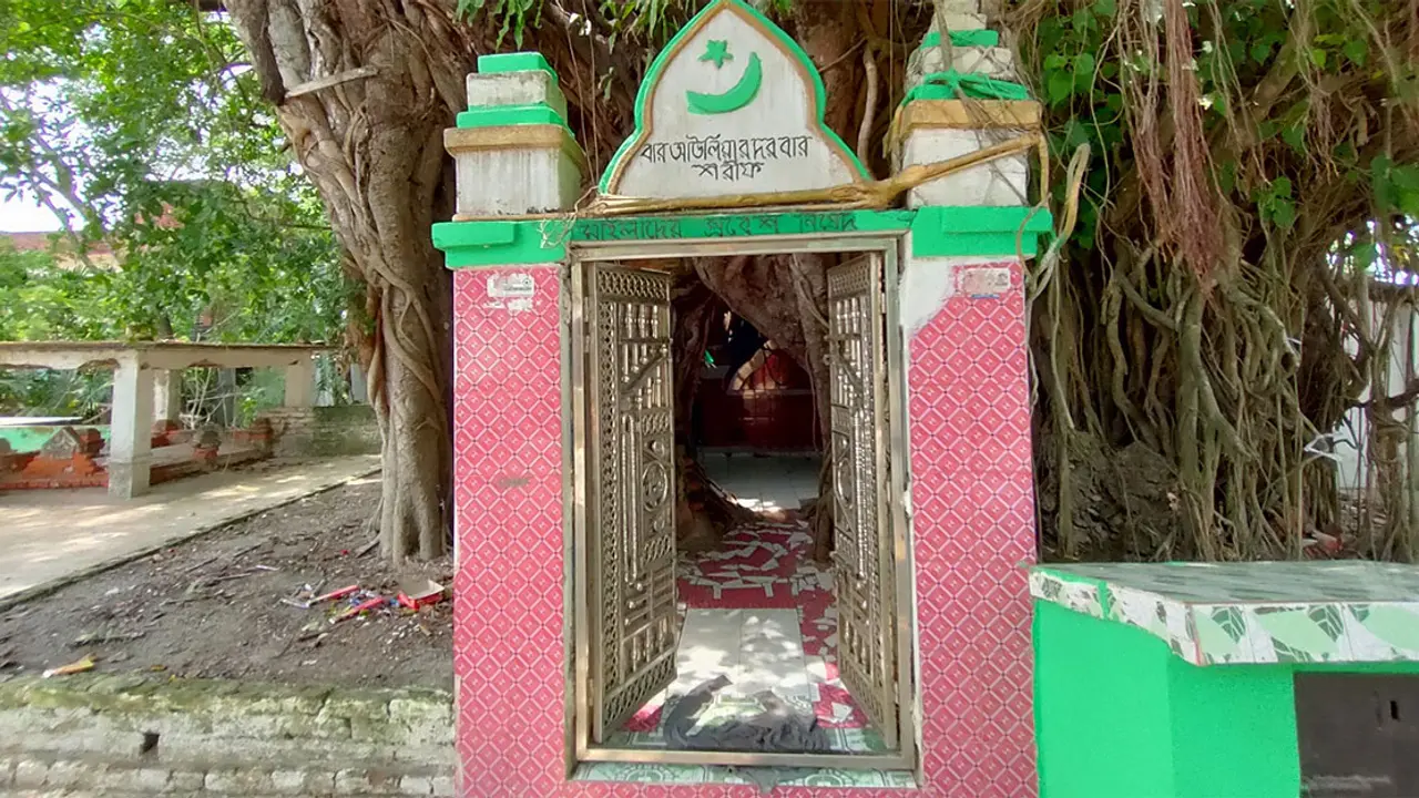 ৩০০ বছর ধরে যে দরবারে দেখা যায় বিরল নিদর্শন