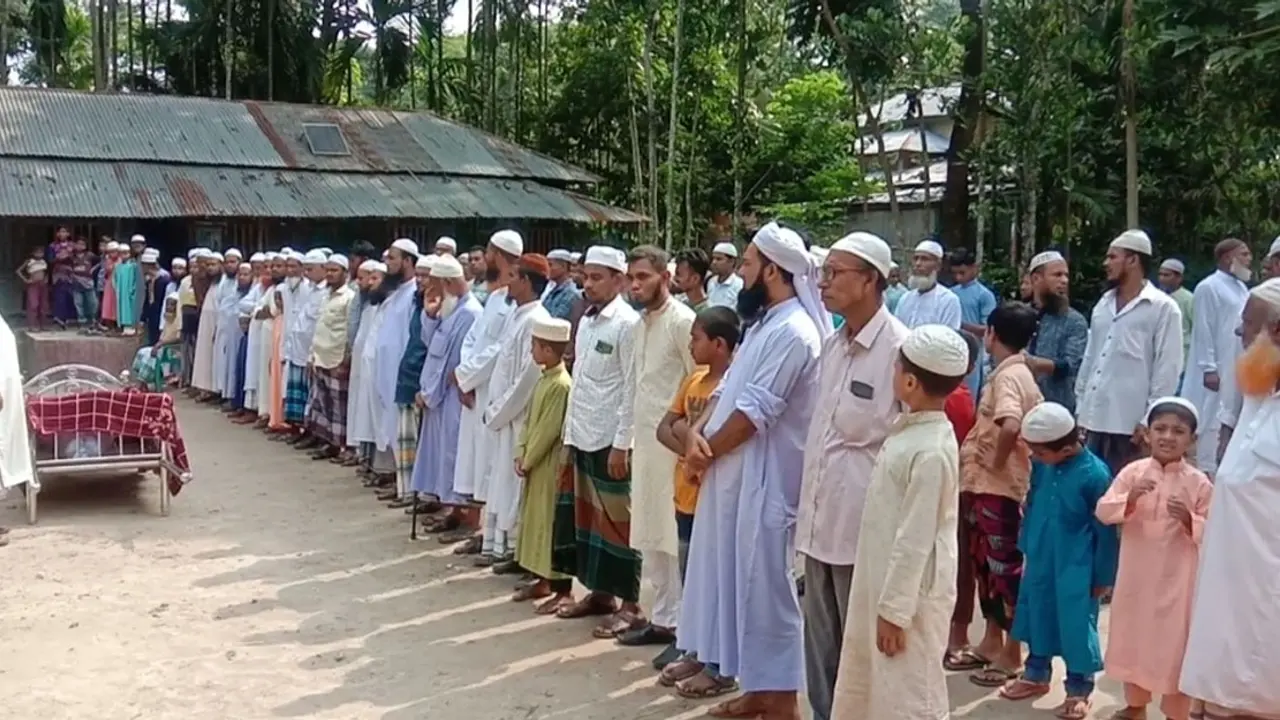 সীতাকুণ্ডে অগ্নিকাণ্ডে মৃত হাবিবুরের দাফন সম্পন্ন