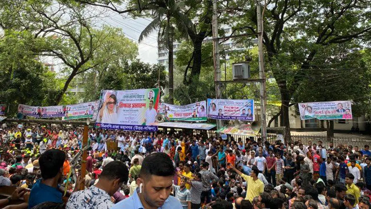 বিএনপির বিক্ষোভ সমাবেশে নেতাকর্মীদের হাতাহাতি