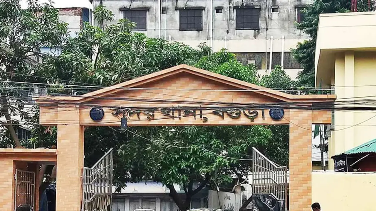 বগুড়ায় আবাসিক হোটেল থেকে ৩৮ নারী-পুরুষ আটক 