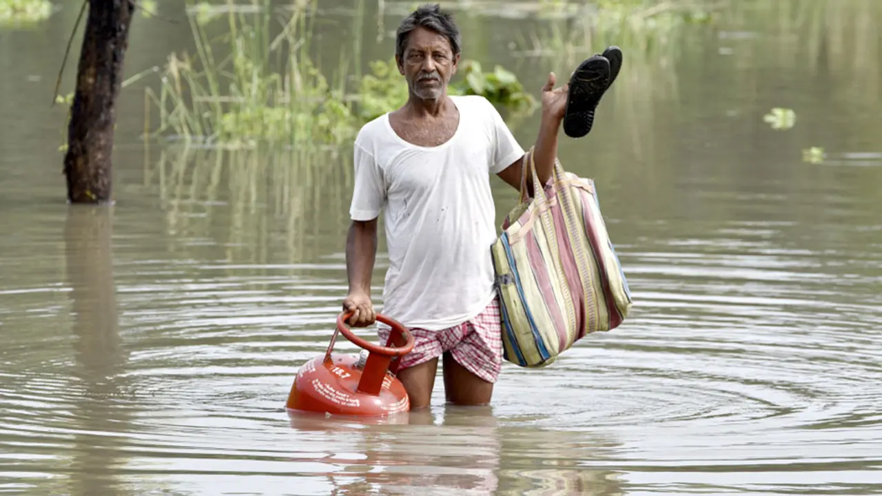 বন্যায় নিরাপদ থাকতে যা করবেন