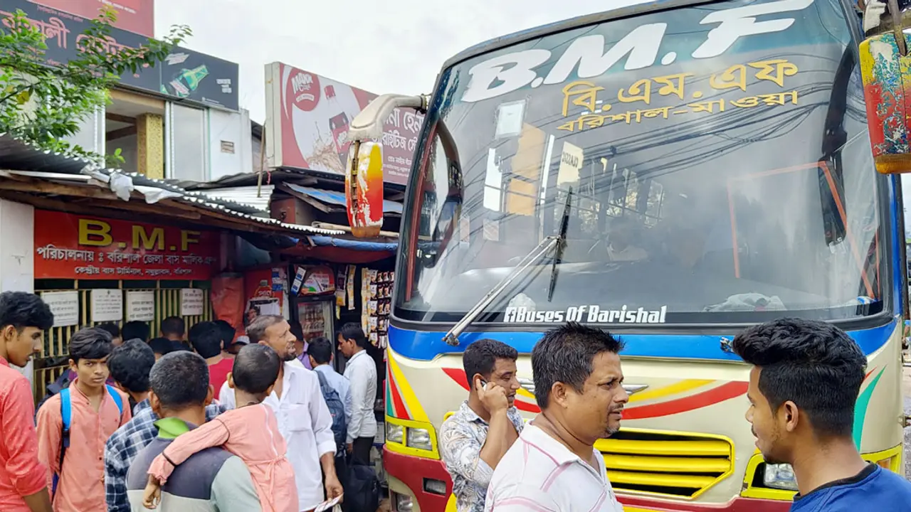 পদ্মা সেতু হয়ে সাড়ে ৪ ঘণ্টায় ঢাকা থেকে বরিশালে গেল বাস