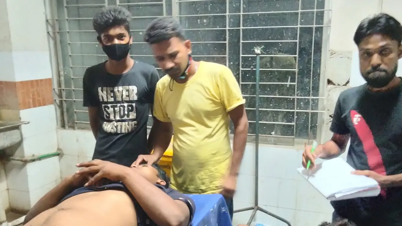 দুর্ঘটনায় আহত দুই তরুণের শরীর থেকে ৮১ বোতল ফেনসিডিল উদ্ধার