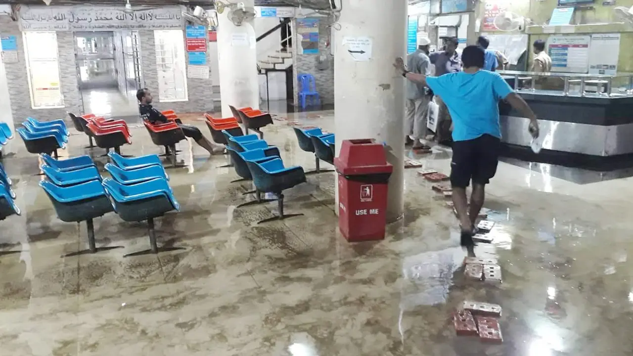 চট্টগ্রাম মা ও শিশু হাসপাতালে পানি, দুর্ভোগে সাধারণ মানুষ