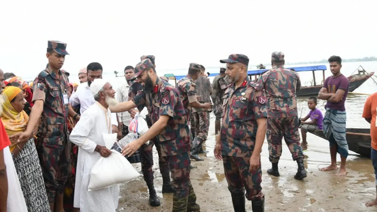 বন্যাদুর্গত ৬০০ পরিবারে বিজিবির ত্রাণ বিতরণ