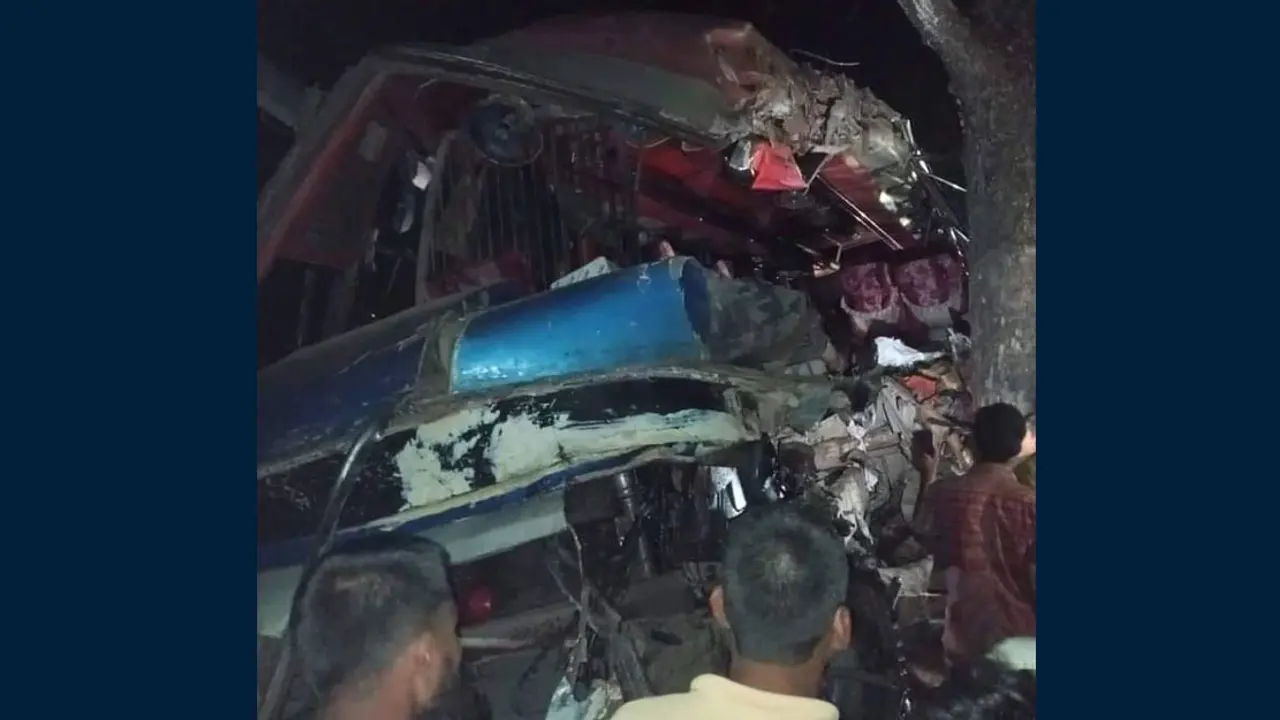 দিনাজপুরে নিয়ন্ত্রণ হারিয়ে গাছের সঙ্গে বাসের ধাক্কা, নিহত ৩