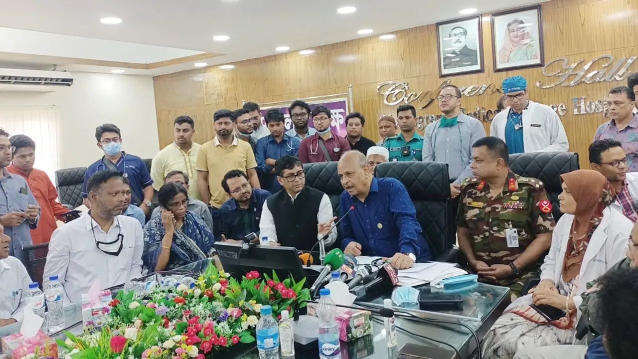 তিন জনকে ঢাকায় নিতে হবে, হাসপাতালে ভিড় না করার অনুরোধ