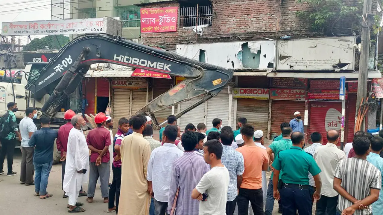 নীলক্ষেতে ডিএসসিসির উচ্ছেদ অভিযান