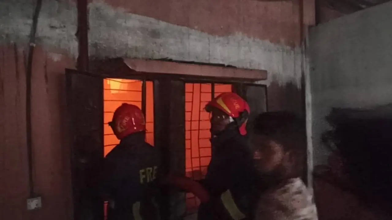 বনশ্রীতে জুতার কারখানায় আগুন