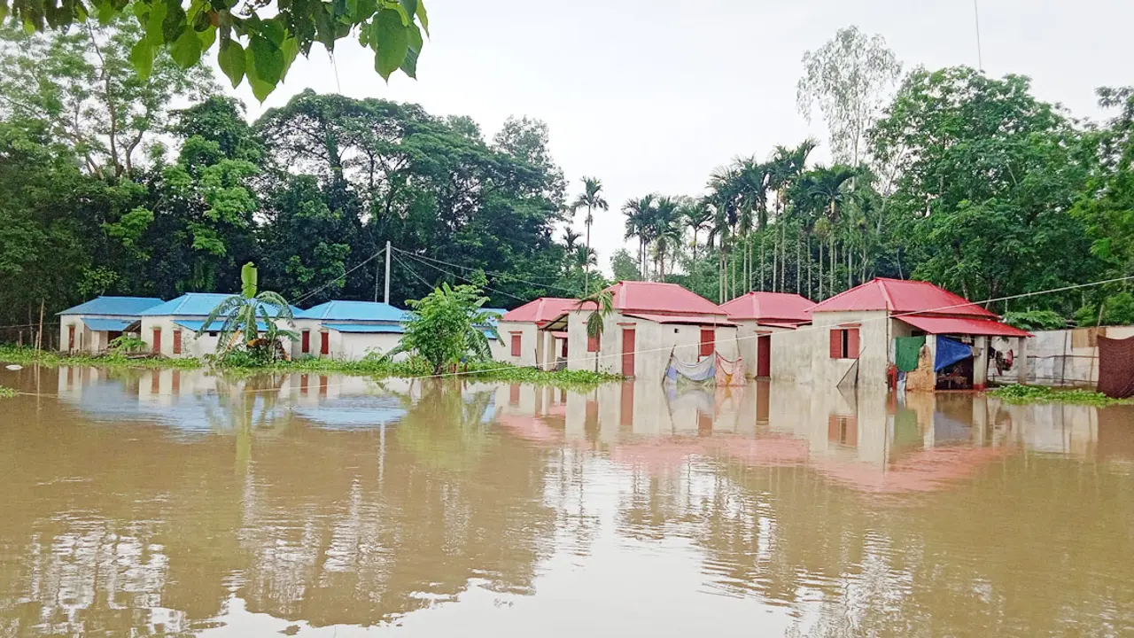 হবিগঞ্জে নতুন নতুন এলাকা প্লাবিত, পানিবন্দি ৫১ ইউনিয়নের মানুষ