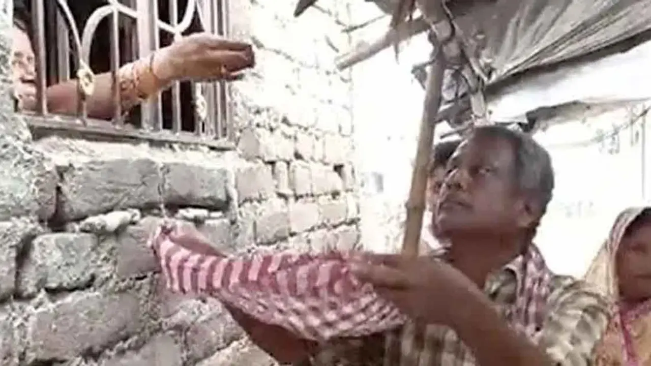 হাসপাতালে ছেলের মরদেহ, ছাড়াতে টাকার জন্য ঘুরছেন বাবা-মা