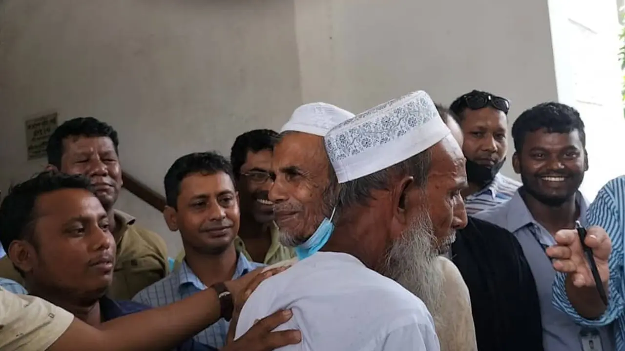 ১৭ মহিষ নিয়ে দ্বন্দ্ব : হাইকোর্টের এজলাসে জামাই-শ্বশুরের কোলাকুলি